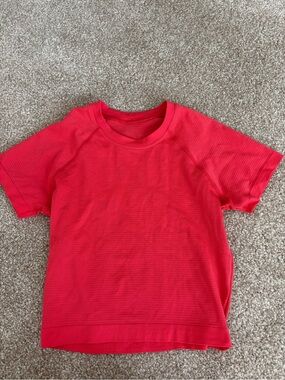 lululemon athletica coral/red size 2 Short Sleeve swiftly tech cropped
